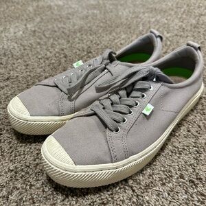 Cariuma grey tennis shoes sneakers men’s 10 women’s 11.5